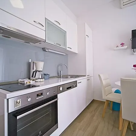 Toni With Spacious Terrace Apartment *