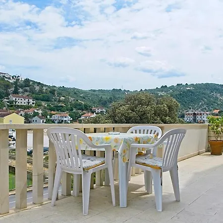 Toni With Spacious Terrace Apartment