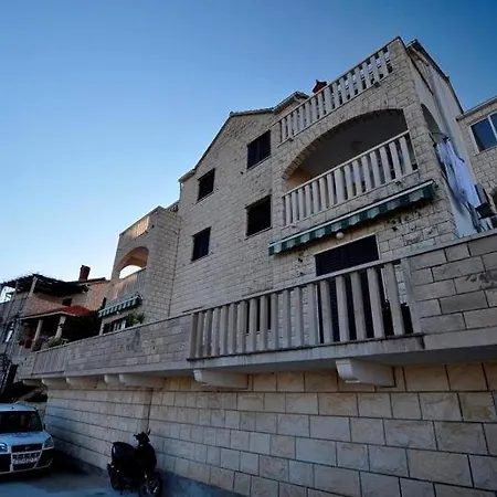 Toni With Spacious Terrace Apartment