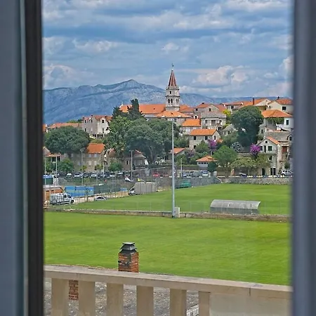 Toni With Spacious Terrace *