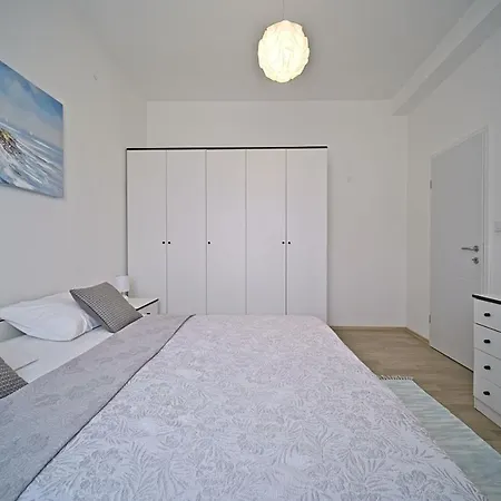 Lägenhet Toni With Spacious Terrace